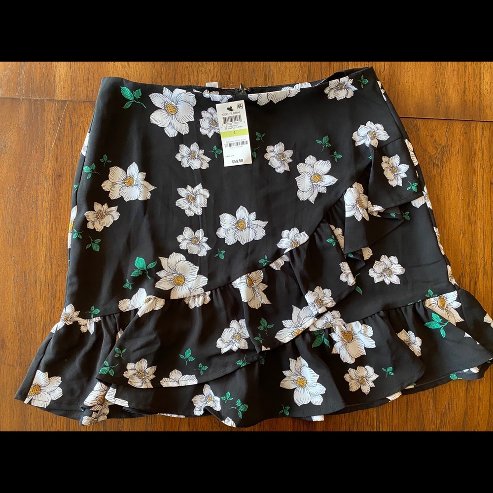 BLACK FRI $ DROP Adorable floral ruffle skirt NWT